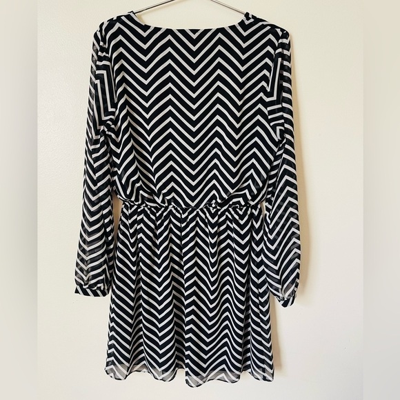 Express size M chevron dress - Picture 2 of 3